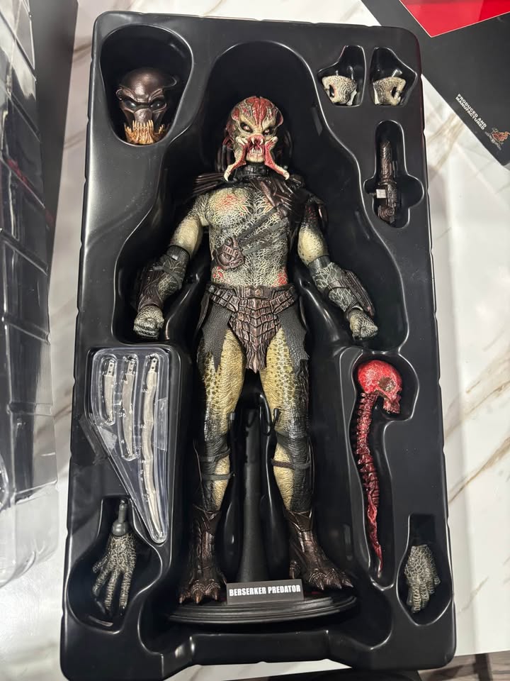 Hot Toys Berserker Predator